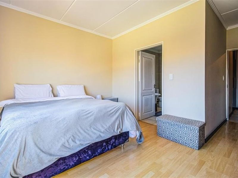 Stylish Contemporary Living in Secure Estate - Photo 10