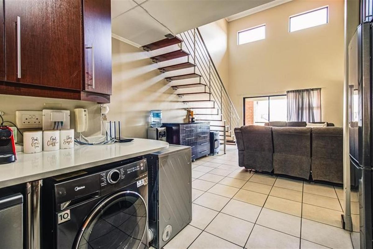 Stylish Contemporary Living in Secure Estate - Photo 2