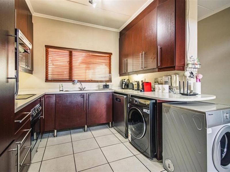 Stylish Contemporary Living in Secure Estate - Photo 3