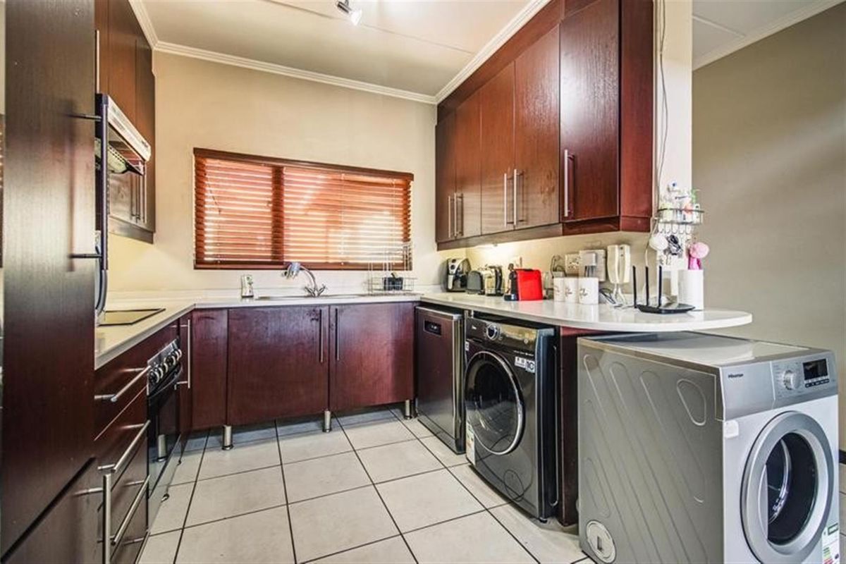 Stylish Contemporary Living in Secure Estate - Photo 3