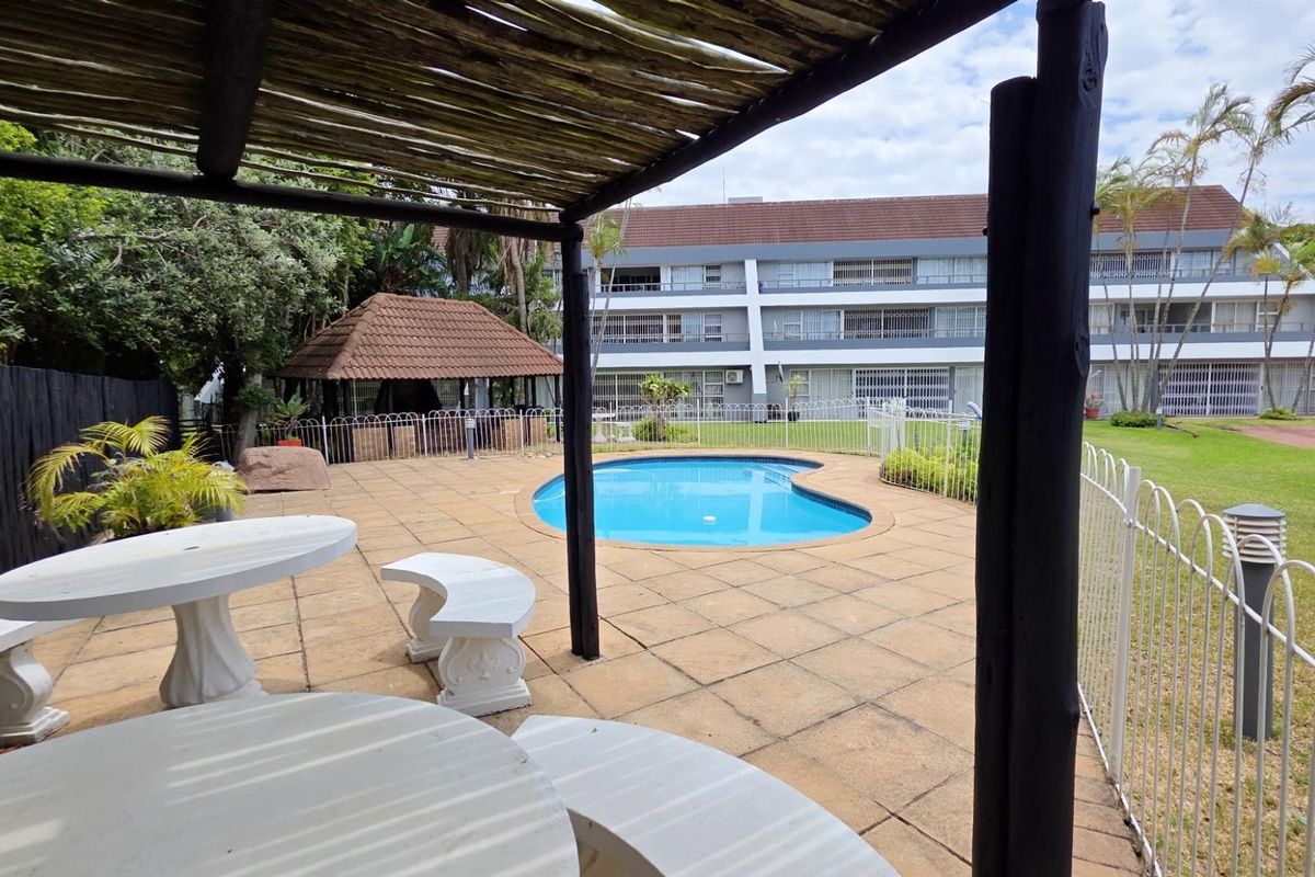 Beautiful Beachfront Apartment For Sale in Ramsgate, sold fully furnished - Photo 2