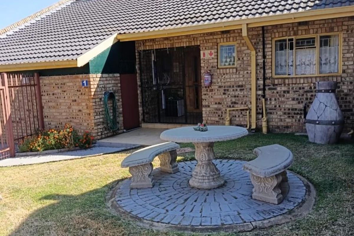 A hidden two-bedroom gem, tucked away in the far corner of a beautiful complex - Photo 3