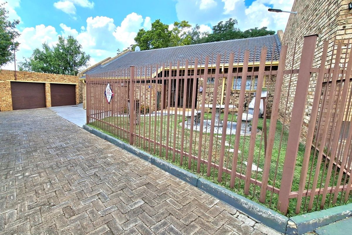 A hidden two-bedroom gem, tucked away in the far corner of a beautiful complex - Photo 5