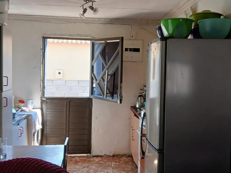 Lovely 3 bedroomed home, close to shops and transport routes - Photo 10