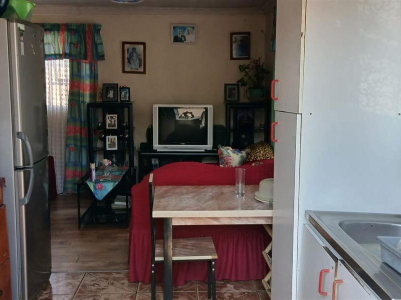 Lovely 3 bedroomed home, close to shops and transport routes - Photo 6