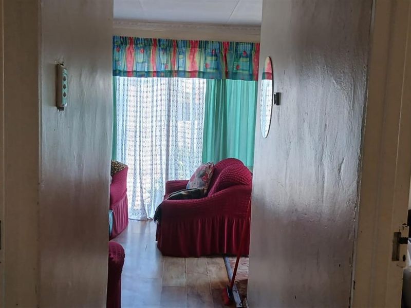 Lovely 3 bedroomed home, close to shops and transport routes - Photo 7