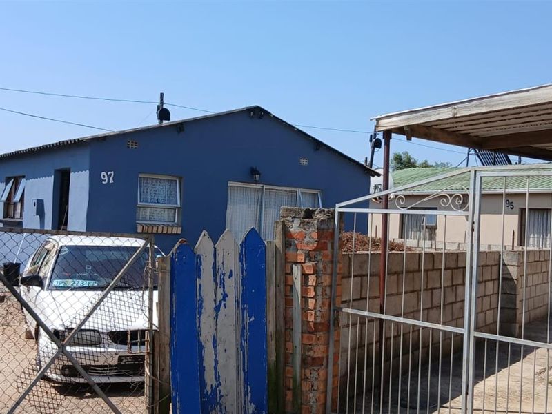 Lovely 3 bedroomed home, close to shops and transport routes - Photo 2