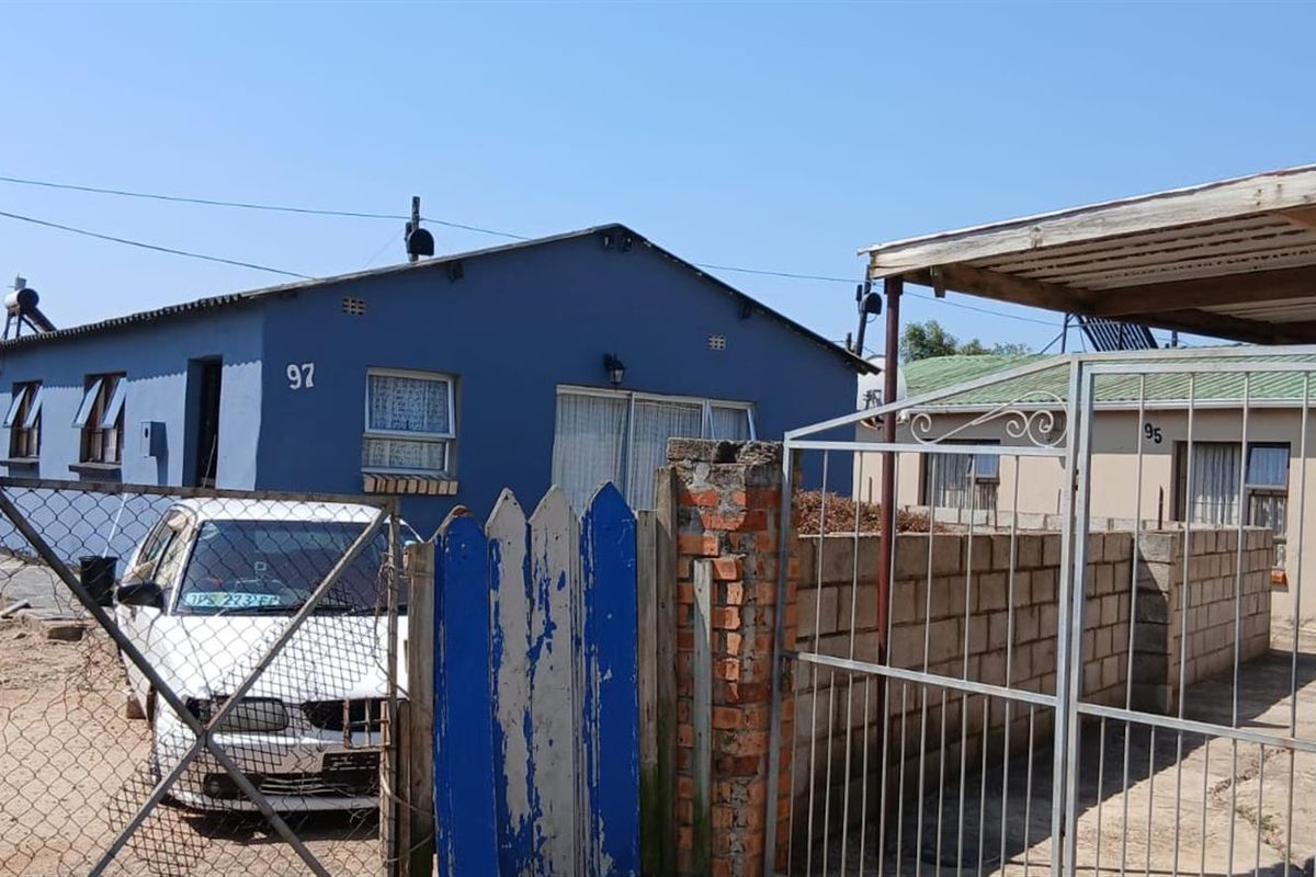 Lovely 3 bedroomed home, close to shops and transport routes - Photo 2