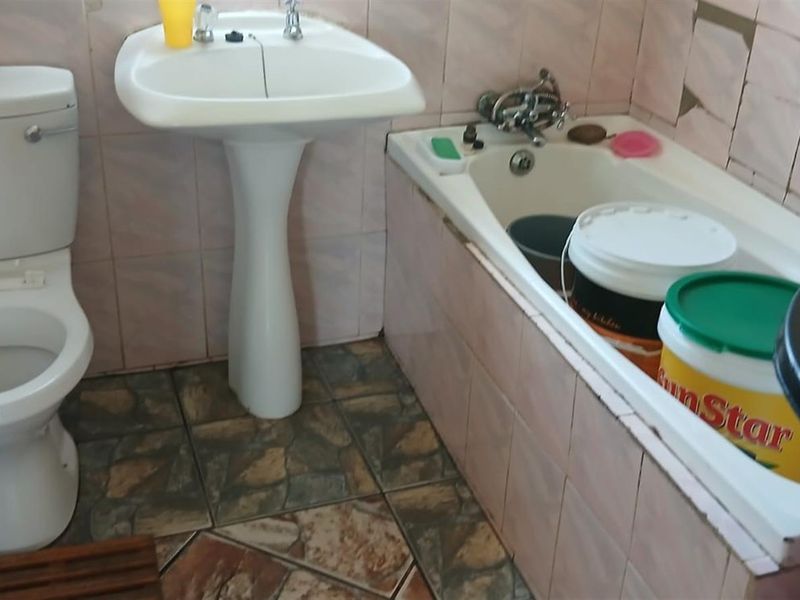 Lovely 3 bedroomed home, close to shops and transport routes - Photo 8