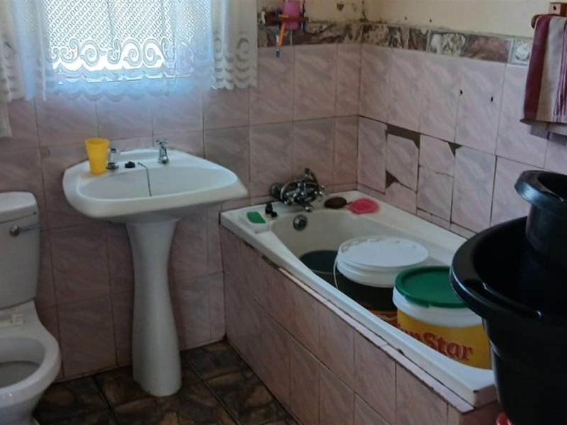 Lovely 3 bedroomed home, close to shops and transport routes - Photo 9