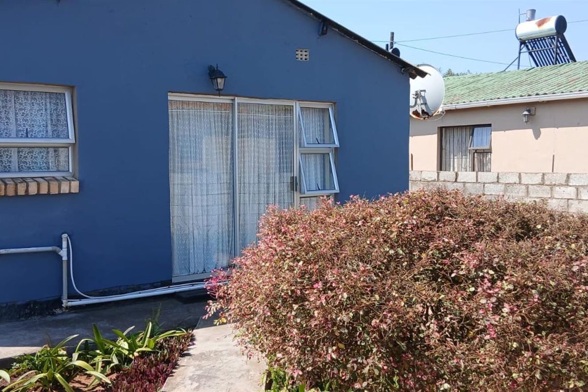 Lovely 3 bedroomed home, close to shops and transport routes - Photo 3