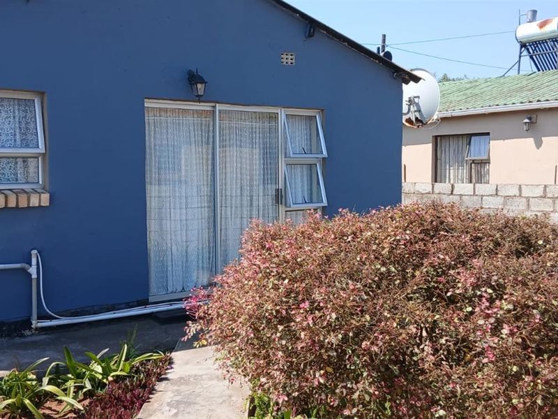 Lovely 3 bedroomed home, close to shops and transport routes - Photo 3