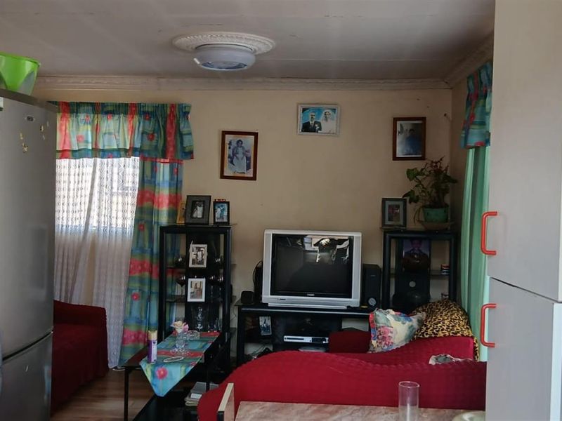 Lovely 3 bedroomed home, close to shops and transport routes - Photo 5