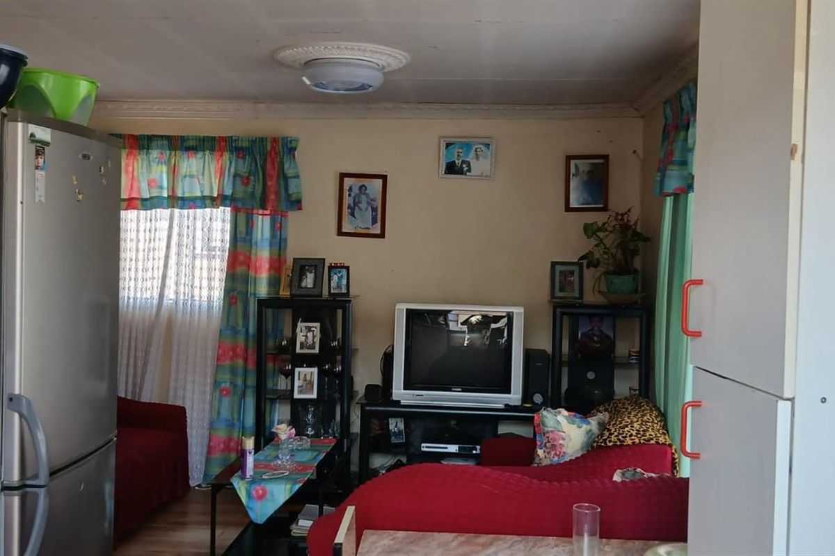 Lovely 3 bedroomed home, close to shops and transport routes - Photo 5