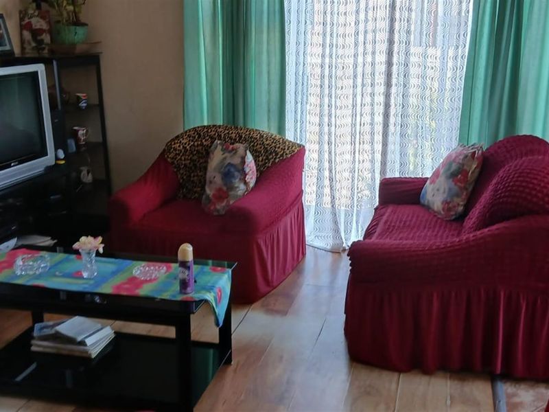 Lovely 3 bedroomed home, close to shops and transport routes - Photo 4