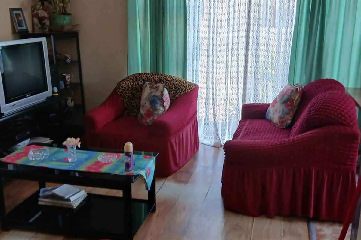 Lovely 3 bedroomed home, close to shops and transport routes - Photo 4