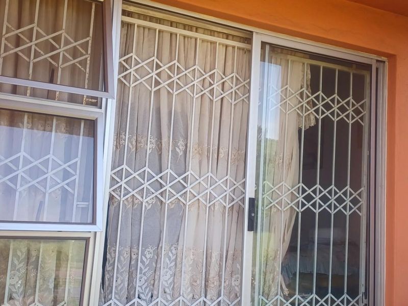 2 Bed 1 Bath ground floor apartment for sale in woodhaven park in durban - Photo 3