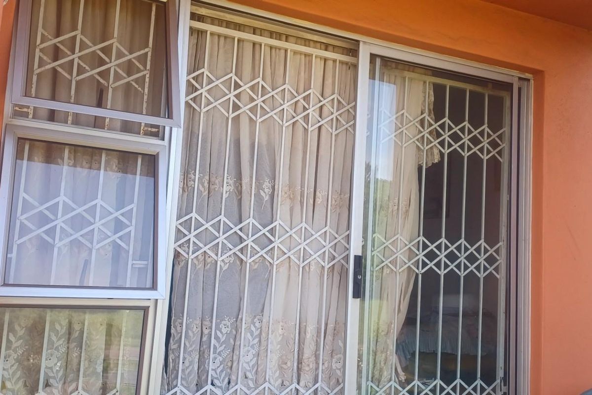 2 Bed 1 Bath ground floor apartment for sale in woodhaven park in durban - Photo 3