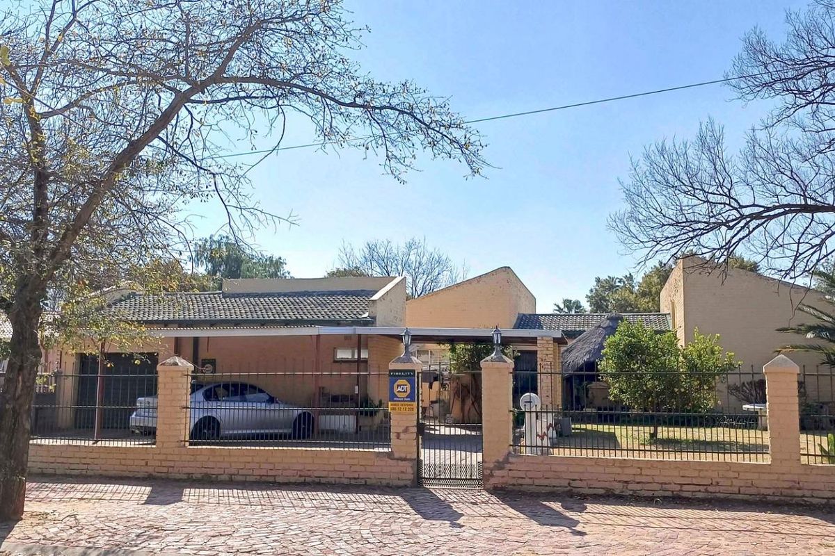 House Under Offer in Flamingo Park Welkom - Photo 2