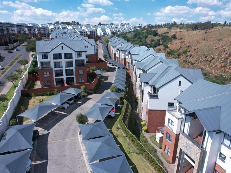Luxurious 3-Bedroom Apartment with Balcony in Prestigious Balboa Park - Photo 2