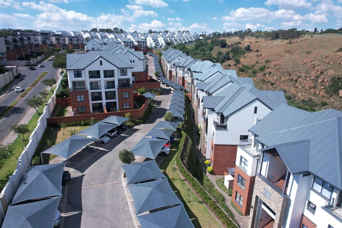 Luxurious 3-Bedroom Apartment with Balcony in Prestigious Balboa Park - Photo 2