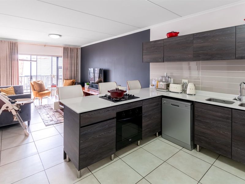 Luxurious 3-Bedroom Apartment with Balcony in Prestigious Balboa Park - Photo 6