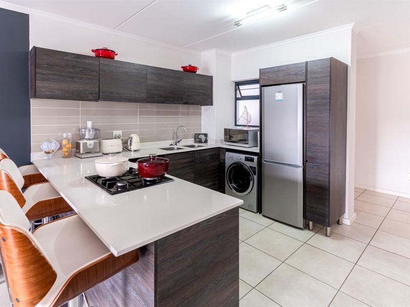 Luxurious 3-Bedroom Apartment with Balcony in Prestigious Balboa Park - Photo 9