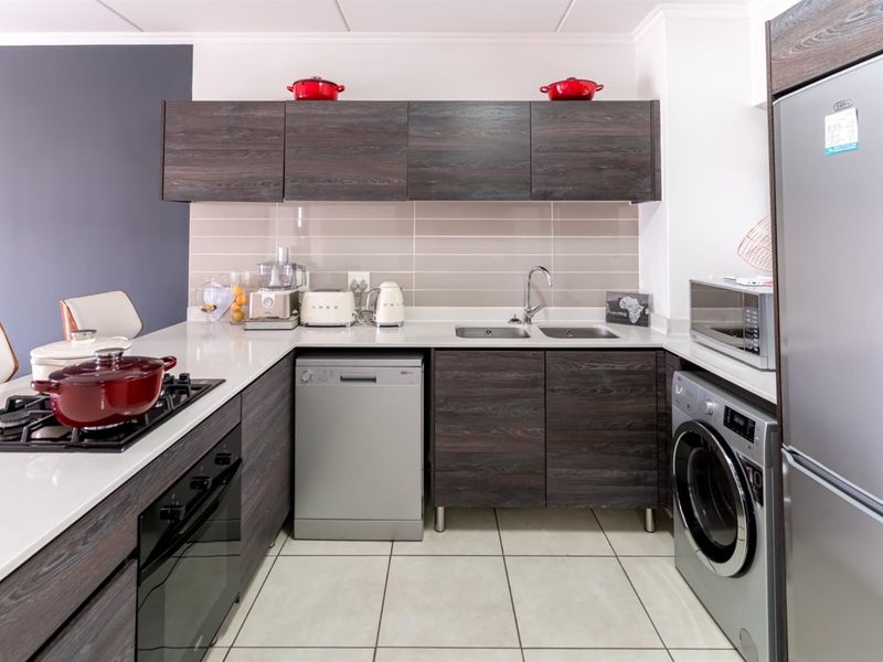 Luxurious 3-Bedroom Apartment with Balcony in Prestigious Balboa Park - Photo 8