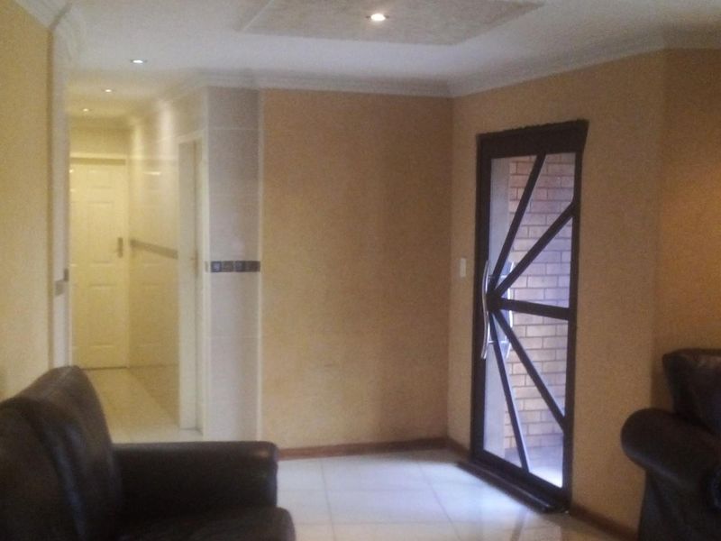Luxurious Family Home with Flat for Sale in Orchards, Akasia, Pretoria - Photo 9