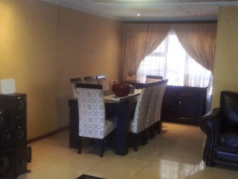 Luxurious Family Home with Flat for Sale in Orchards, Akasia, Pretoria - Photo 8