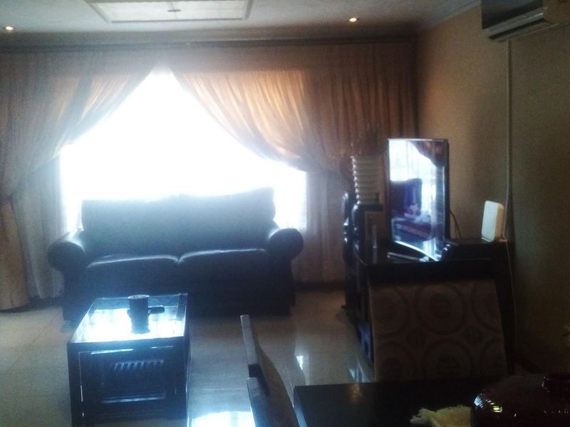 Luxurious Family Home with Flat for Sale in Orchards, Akasia, Pretoria - Photo 7