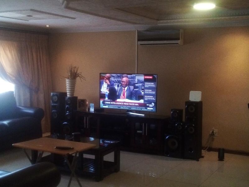 Luxurious Family Home with Flat for Sale in Orchards, Akasia, Pretoria - Photo 6