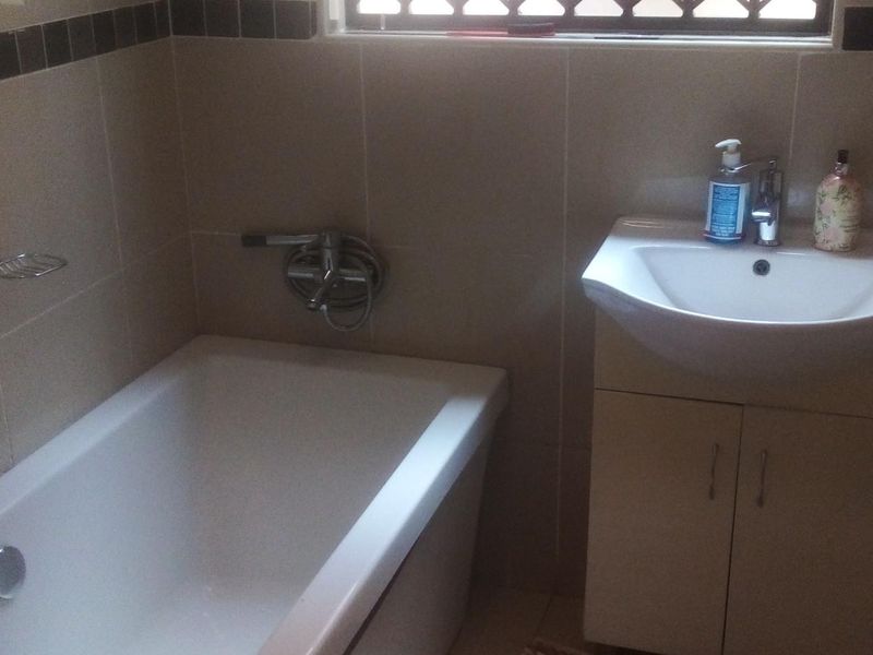 Luxurious Family Home with Flat for Sale in Orchards, Akasia, Pretoria - Photo 10