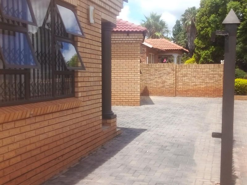 Luxurious Family Home with Flat for Sale in Orchards, Akasia, Pretoria - Photo 2