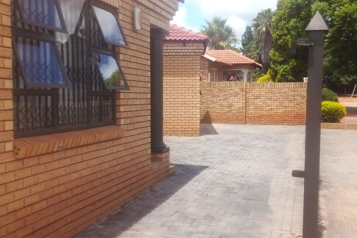 Luxurious Family Home with Flat for Sale in Orchards, Akasia, Pretoria - Photo 2