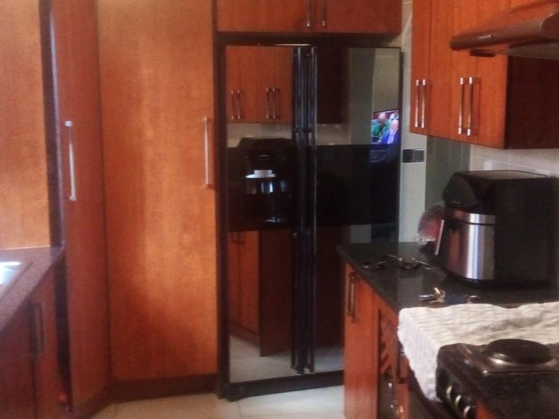 Luxurious Family Home with Flat for Sale in Orchards, Akasia, Pretoria - Photo 5