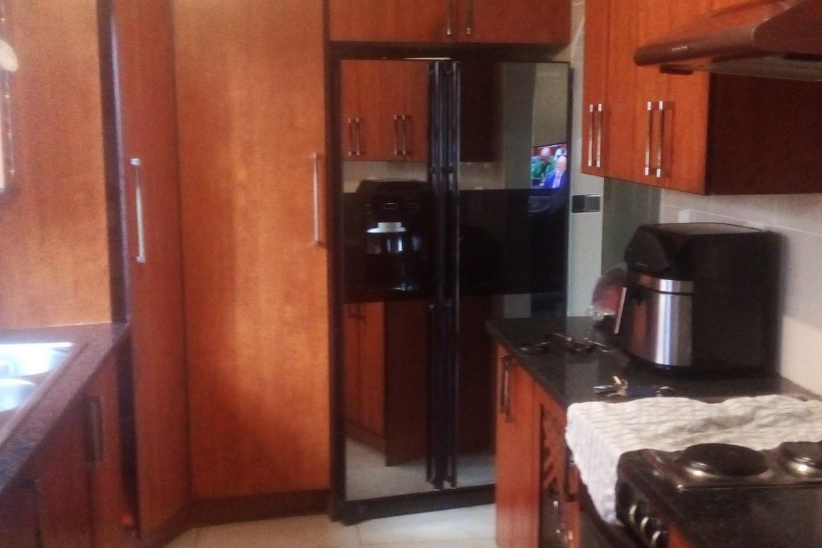 Luxurious Family Home with Flat for Sale in Orchards, Akasia, Pretoria - Photo 5