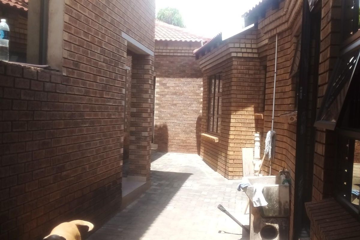 Luxurious Family Home with Flat for Sale in Orchards, Akasia, Pretoria - Photo 4