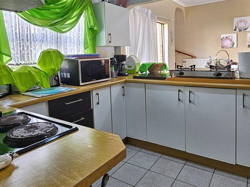 PET FRIENDLY 3 Bedroom Duplex in Uvongo Beach - Photo 10