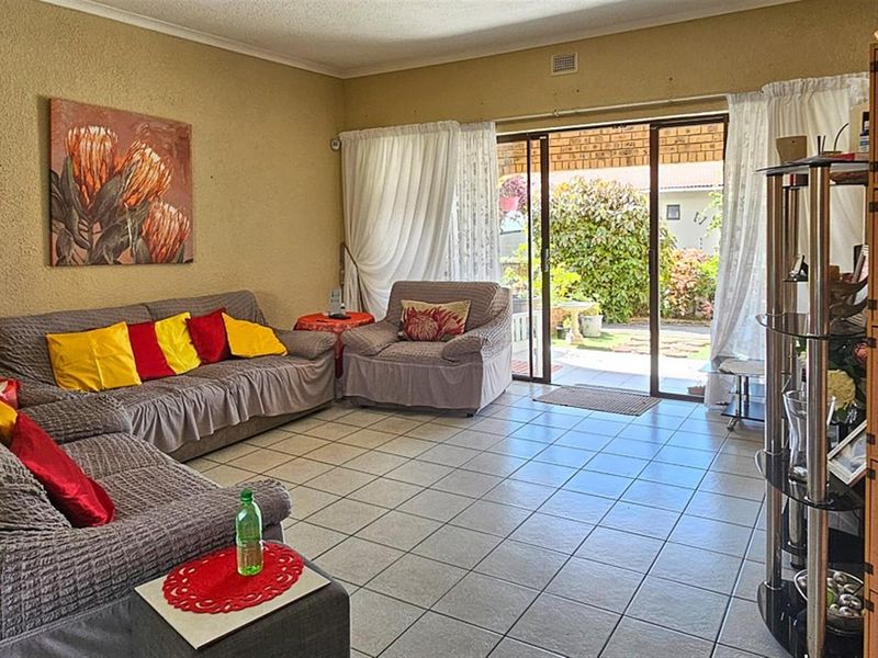 PET FRIENDLY 3 Bedroom Duplex in Uvongo Beach - Photo 7