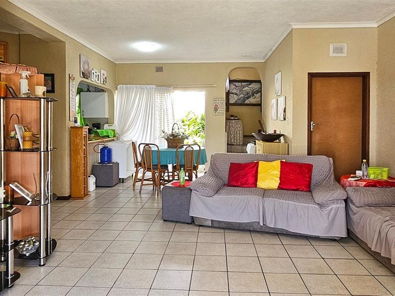 PET FRIENDLY 3 Bedroom Duplex in Uvongo Beach - Photo 2