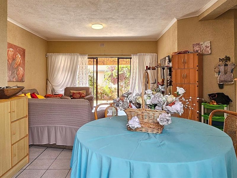 PET FRIENDLY 3 Bedroom Duplex in Uvongo Beach - Photo 3