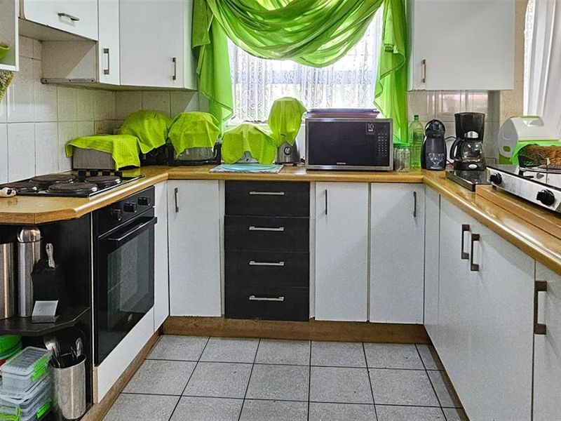 PET FRIENDLY 3 Bedroom Duplex in Uvongo Beach - Photo 4