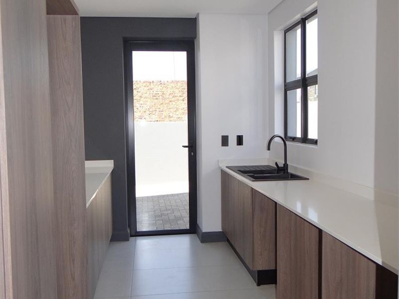 5 Bedroom House For Sale in Fountainbrook Estate, Midstream Estate, Centurion - Photo 7