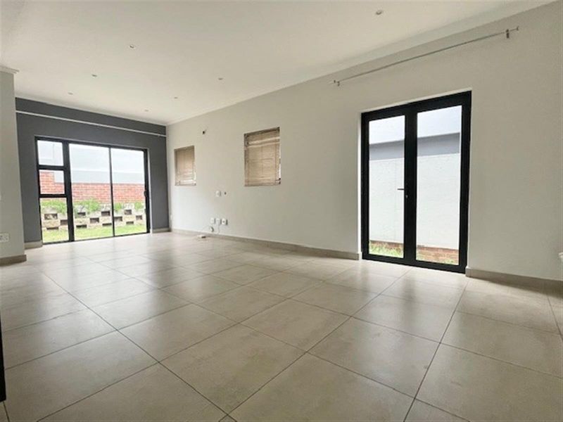 3 bed 3.5 bath modern unit in Sandton - Photo 3