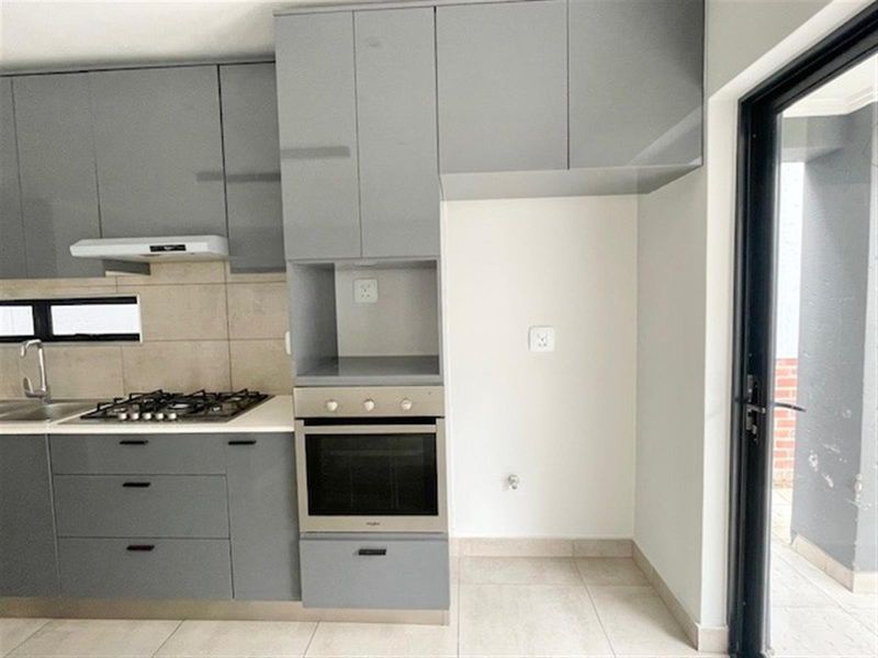 3 bed 3.5 bath modern unit in Sandton - Photo 9