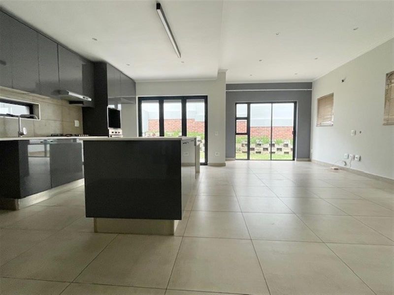 3 bed 3.5 bath modern unit in Sandton - Photo 2