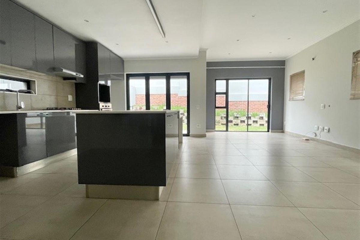 3 bed 3.5 bath modern unit in Sandton - Photo 2