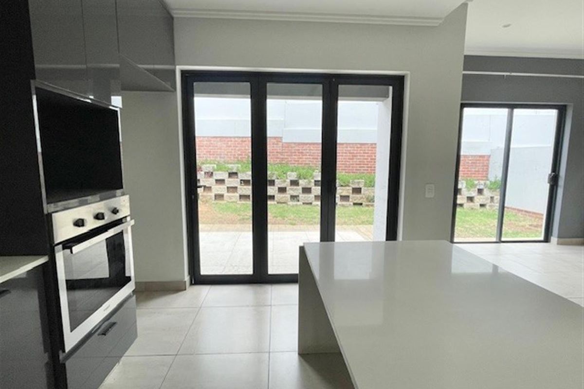 3 bed 3.5 bath modern unit in Sandton - Photo 5