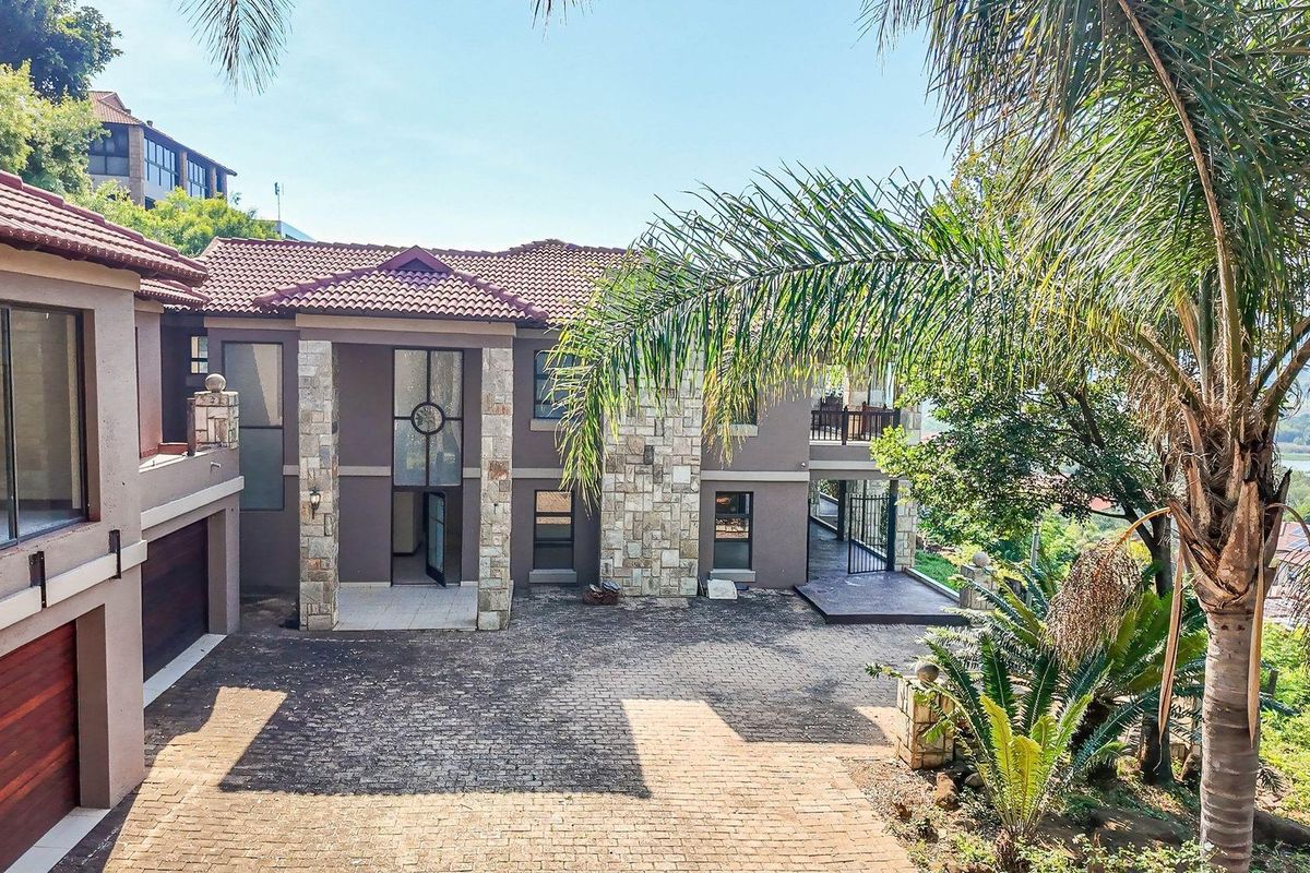 Mansion spread over two stands in Birdwood - Photo 2